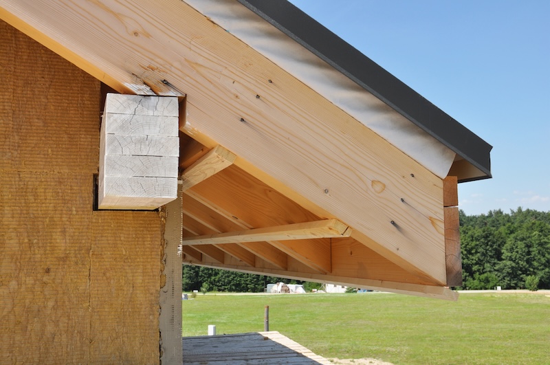 Close up on house roof corner eaves with no fascia and soffit