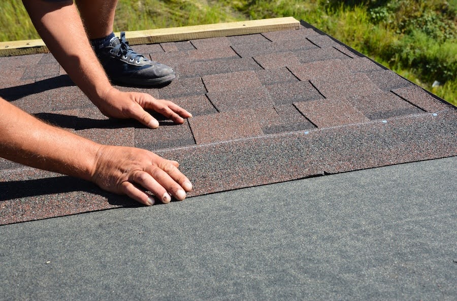 image of contracting repairing roof