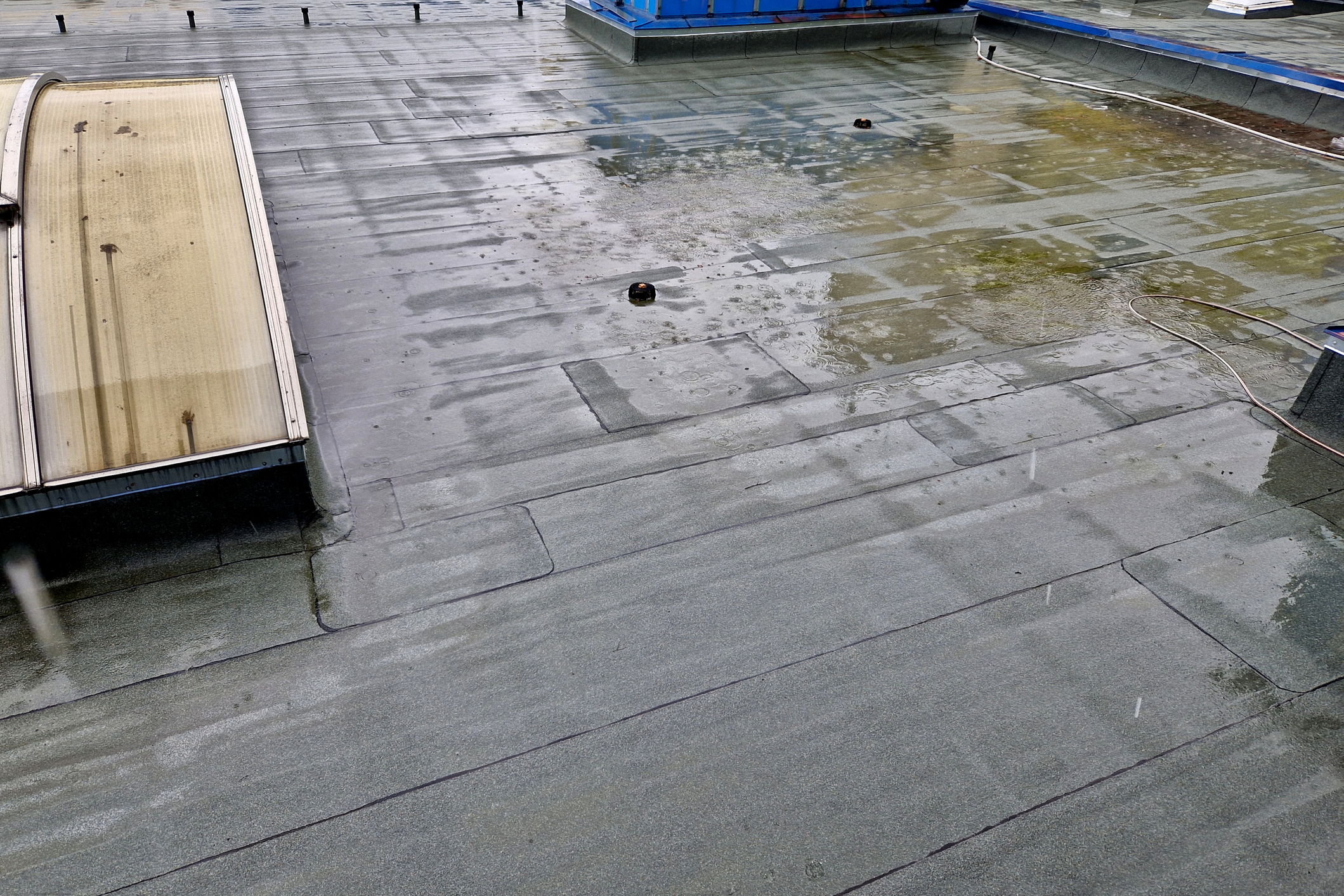 asphalt foil roof insulation is best tested by flooding it with water. rainwater drainage channels must work. regularly check clogged dirt grids.